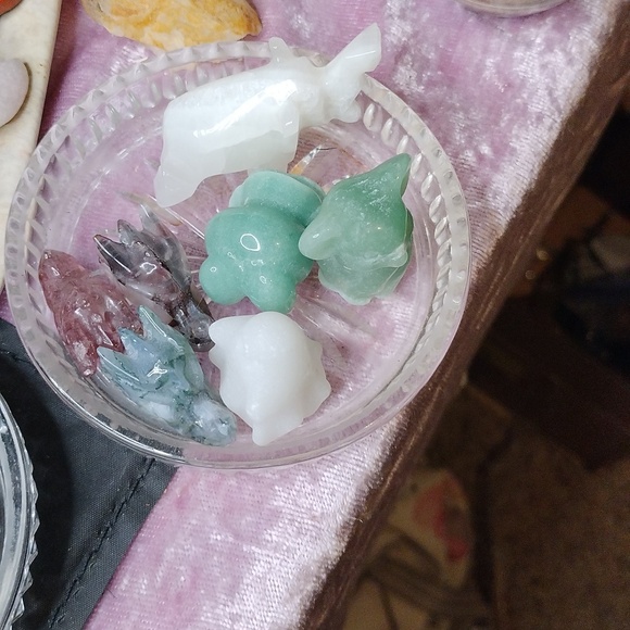 Small carving your choice - Picture 2 of 3